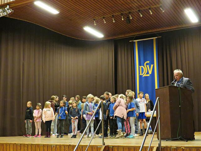 Alle Kinder auf die Bühne für das Jahresgeschenk vom Verein | Foto: Brigitte Melder