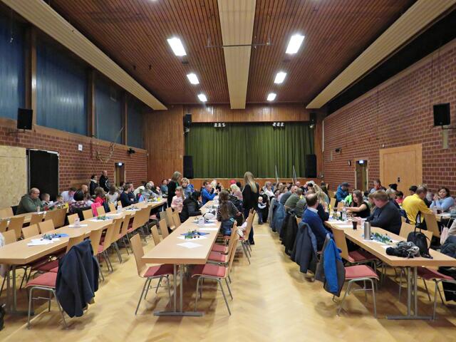 Blick zur Bühne, wo alles stattfinden sollte | Foto: Brigitte Melder