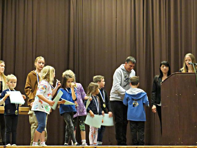 Vorstand Jürgen Haupt überreicht seinem Sohn Julien die Urkunde | Foto: Brigitte Melder