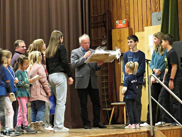 Sichtlich gerührt begutachtete das persönliche Geschenk von Emma | Foto: Brigitte Melder