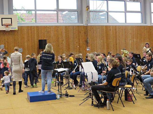 Einmal Umrundung des Orchesters | Foto: Brigitte Melder