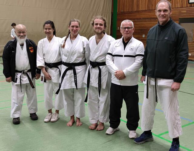 Freude über erfolgreiche Prüfung: Shihan Hideo Ochi (9. Dan), Ramona Barié, Laura Kaufmann, Jan Martin Müller (alle 1. Dan), Hannes Gutzmer (5. Dan), Thomas Schulze (7. Dan)
| Foto: Privat SaM