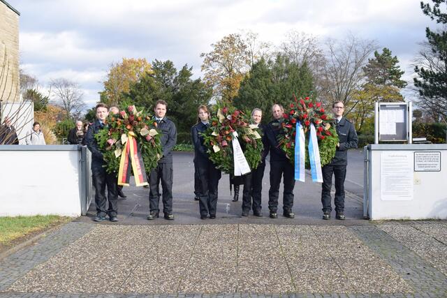 Mitglieder der Freiwilligen Feuerwehr Mutterstadt als Kranzträger | Foto: Gemeinde Mutterstadt