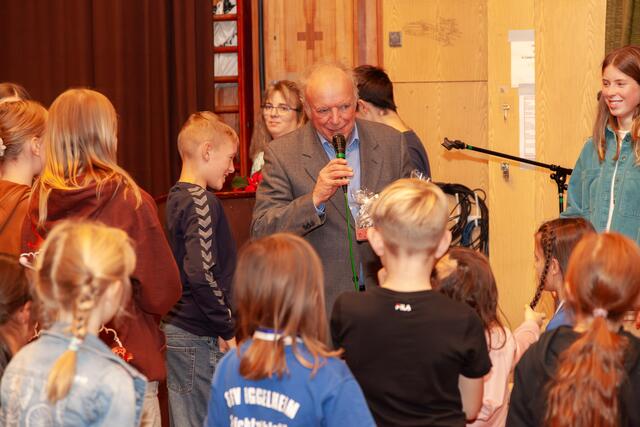 Bei der Geschenkeübergabe freute sich Hans Koob | Foto: Udo Wagner