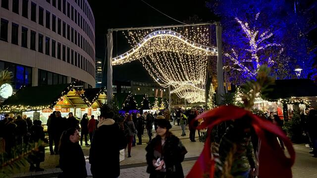 Der Weihnachtsmarkt in Ludwigshafen mit den Lichtinstallationen zieht die Menschen aus der Umgebung an | Foto: Kim Rileit