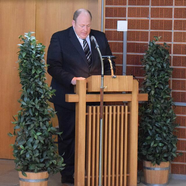 Bürgermeister Thorsten Leva beim Totengedenken | Foto: Gemeinde Mutterstadt