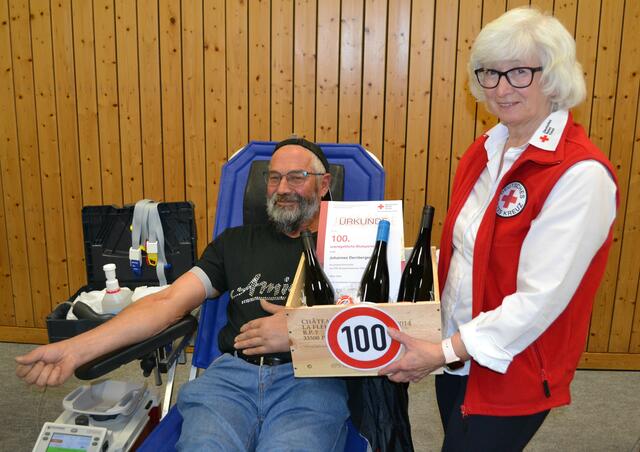 Ehrung Johannes Dernberger für 100 mal Blutspende durch Regina Müller, Blutspendebeauftragte des DRK Ortsvereins. | Foto: DRK OV Haßloch-Meckenheim e.V.