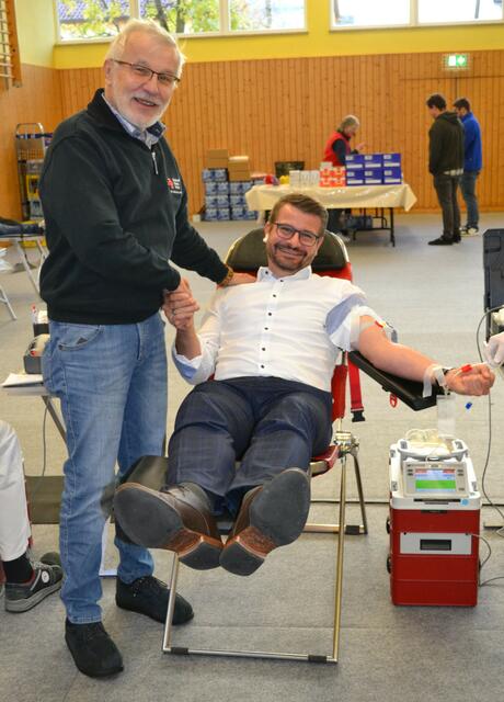 Jürgen vogt, Vorsitzrnder des DRK OV Haßloch-Meckenheim begrüßt Dirk Herber, MdL, zur ersten Blutspende in Haßloch. | Foto: DRK OV Haßloch-Meckenheim e.V.