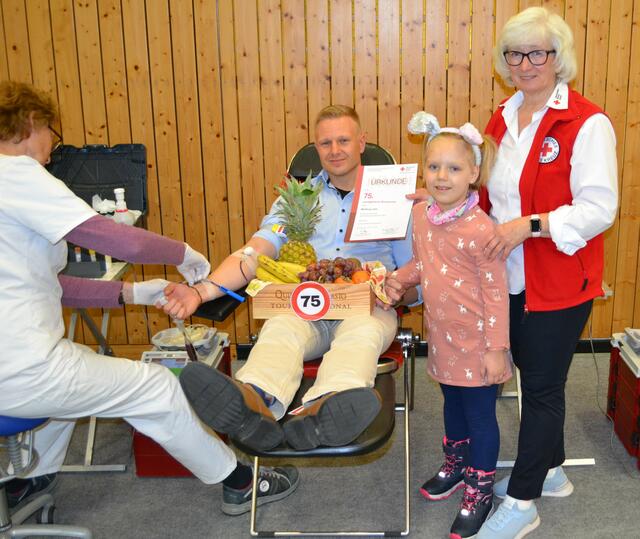 Ehrung Matthias Heil für 75 mal blutspende durch Regina Müller, Blutspendebeauftragte des DRK Ortsvereins. | Foto: DRK Ov Haßloch-Meckenheim e.V.