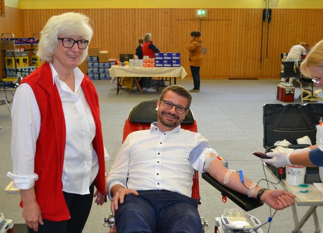 Blutspendebeauftragte des DRK Ortsvereins Haßloch-Meckenheim begrüßt bedankt sich bei Dirk Herber, MdL, für die Teilmahme an der Blutspende in Haßloch. | Foto: DRK OV Haßloch-Meckenheim e.V.