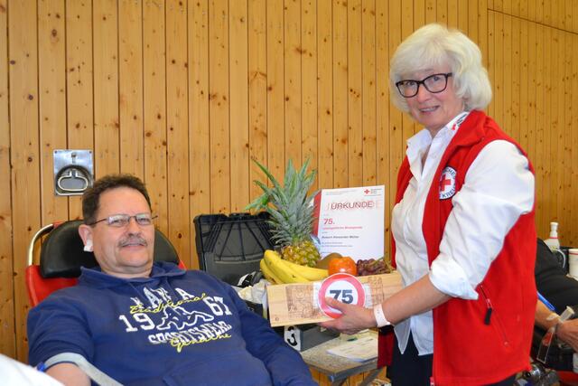 Ehrung Robert Alexander Müller für 75 mal Blutspende durch Regina Müller, Blutspendebeauftragte des DRK Ortsvereins. | Foto: DRK OV Haßloch-Meckenheim e.V.