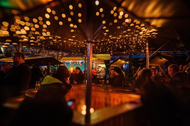 Stimmungsvoll beleuchtete überdachte Stehtische schützen vor Wind und Wetter | Foto: Martina Wörz