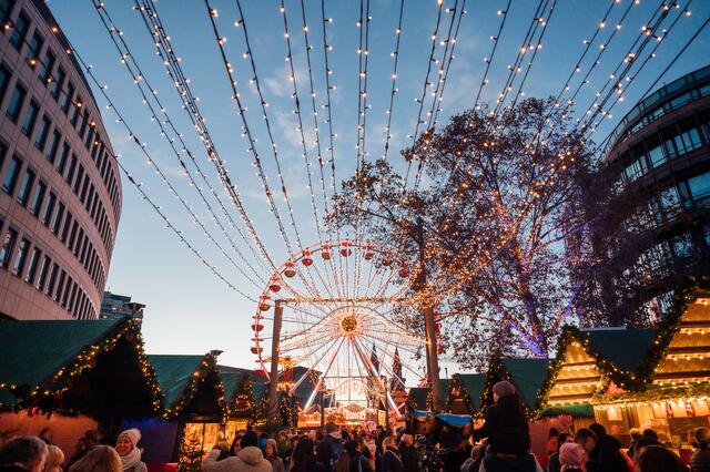 Der Weihnachtsmarkt ist als erster im Bundesgebiet gestartet. Seit er auf dem Berliner Platz stattfindet, ist er noch besser frequentiert. | Foto: Martina Wörz