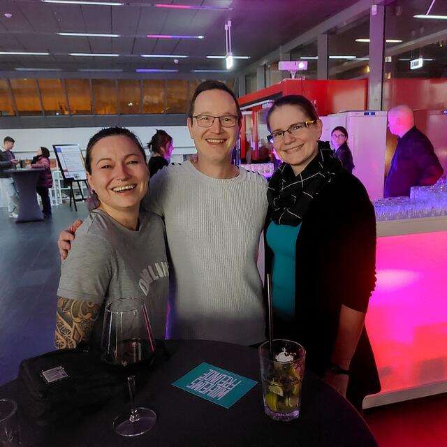 Von Frauen umringt: Ralph Beetz | Foto: Brigitte Melder