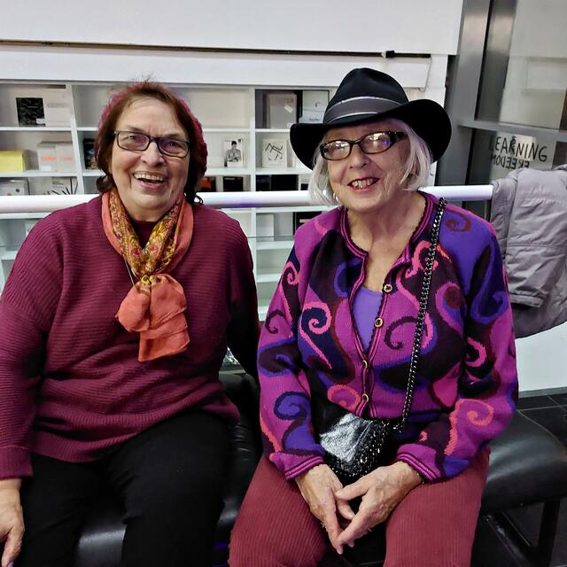 Gut drauf: Anita Strebel und Brigitte Hinke wollten auch zur Führung | Foto: Brigitte Melder