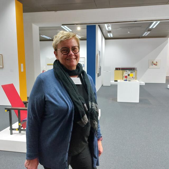 Ursula Dann führte durch die Ausstellung | Foto: Brigitte Melder