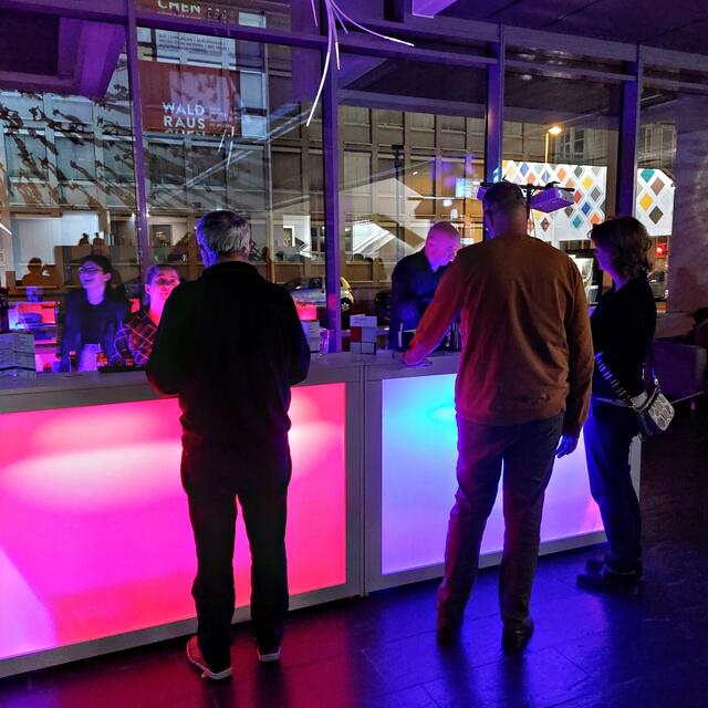 Impressionen: Auch die Bar war im Mondrian-Stil beleuchtet | Foto: Brigitte Melder