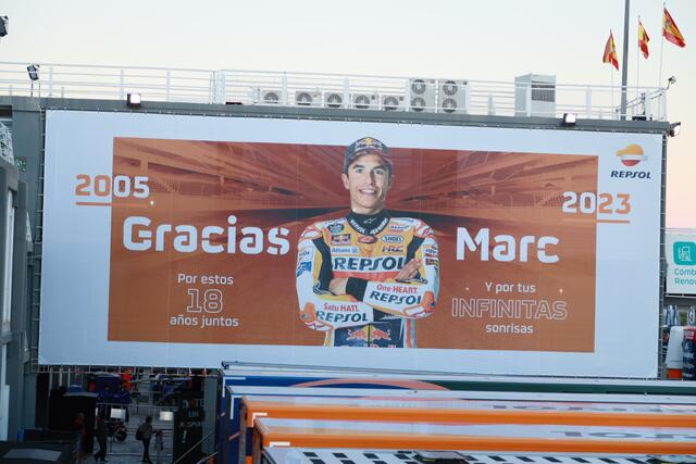 Mit einem riesigen Poster im Fahrerlager verabschiedet sich Honda von Marc Marquez der zu Ducati wechselt.  | Foto: moto-foto Reuschel