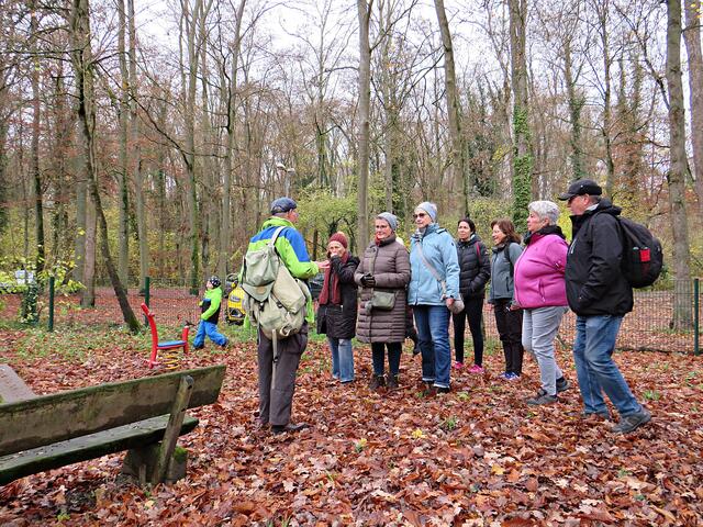 Nächste Station mit dem "Erklärbär" | Foto: Brigitte Melder