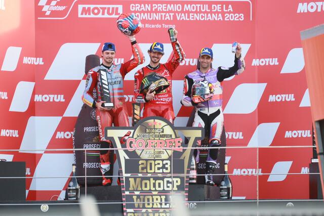 Rennsieger und Weltmeister Francesco Bagnaia ganz oben auf dem Podest | Foto: moto-foto Reuschel