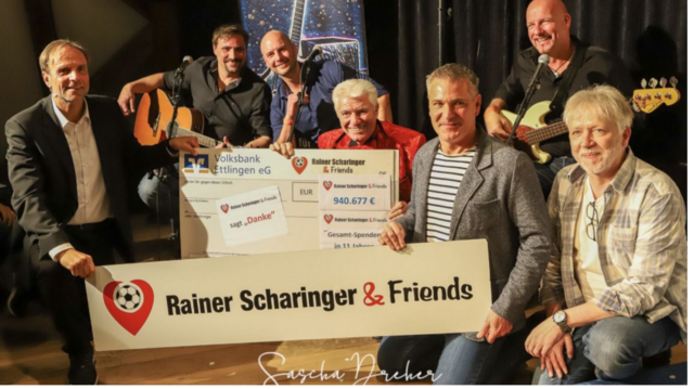 Künstler des Kulturabends : im Hintergrund die Band „Combo Cajon“,
vorne v.l. Rainer Scharinger, Zauberer Ernst Schwarz, Kabarettist Markus Kapp und der Wortakrobat Stefan Unser | Foto: Sascha Dreher/www.scharinger-friends.de