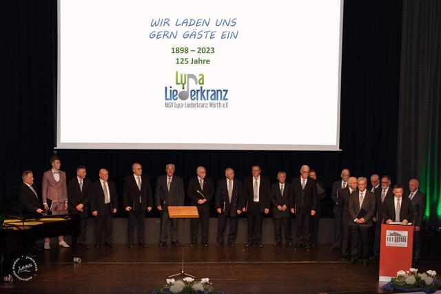 Der Chor des MGV Lyra-Liederkranz bei der Begrüßung durch den Vorsitzenden Jochen Geißer | Foto: JoMiMasch