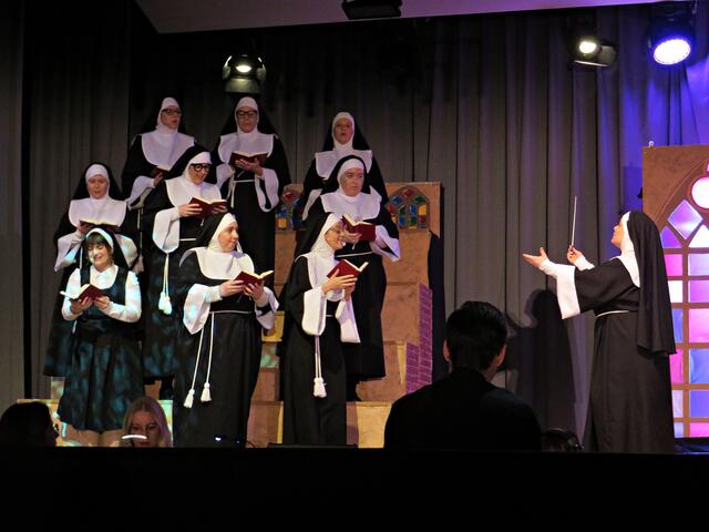 Der Schwesternchor zu Beginn | Foto: Brigitte Melder