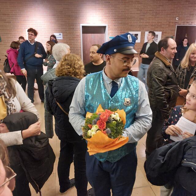 Nach der Vorstellung: Christian Dristram bekam einen Blumenstrauß | Foto: Brigitte Melder