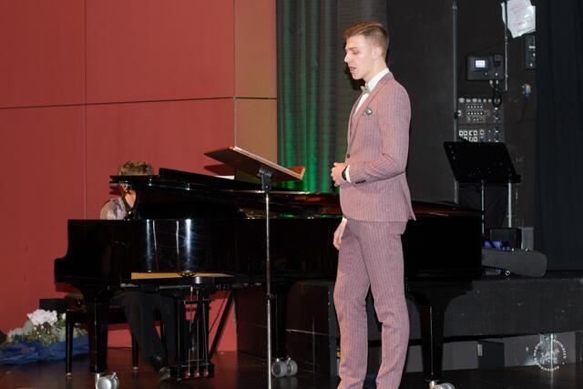 Maurice Bollheimer eröffnete die Veranstaltung mit "Ich lade mir gern Gäste ein" aus der Operette "Die Fledermaus" - am Flügel begleitet von Ulrike Rose | Foto: JoMiMasch