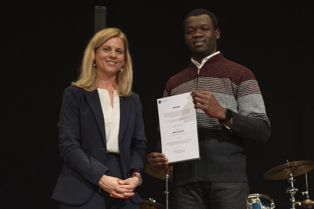 Kande Oudjim ist DAAD-Preisträger 2023 der PHKA. Links Prorektorin
Dorothee Kohl-Dietrich. 
 | Foto: Gustavo Alàbiso/PHKA