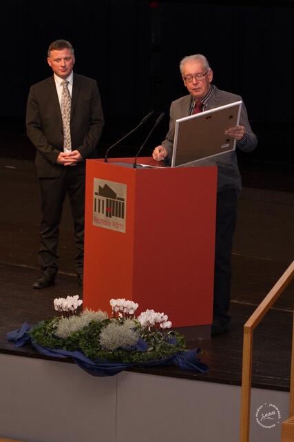 Auszeichnung zum 125jährigen Vereinsjubiläum durch Hans Hofmann, Vorsitzender des Kreischorverbands Südliche Rheinpfalz im Auftrag des Deutschen Chorverbands | Foto: JoMiMasch
