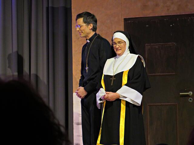 Monsignore O'Hara und Mutter Oberin  | Foto: Brigitte Melder