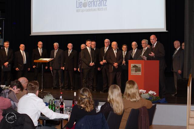 Glückwünsche der Stadt Wörth durch Bürgermeister Dr. Dennis Nitsche | Foto: JoMiMasch