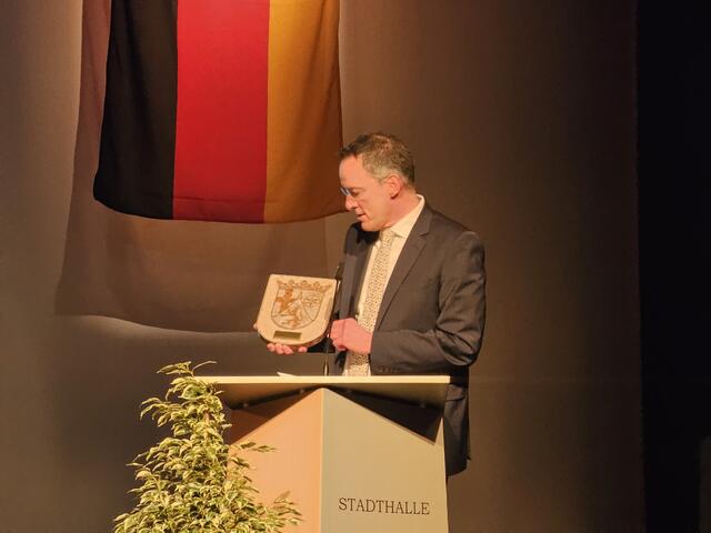 Michael Ebling ehrte die Feuerwehr Speyer | Foto: Gisela Böhmer