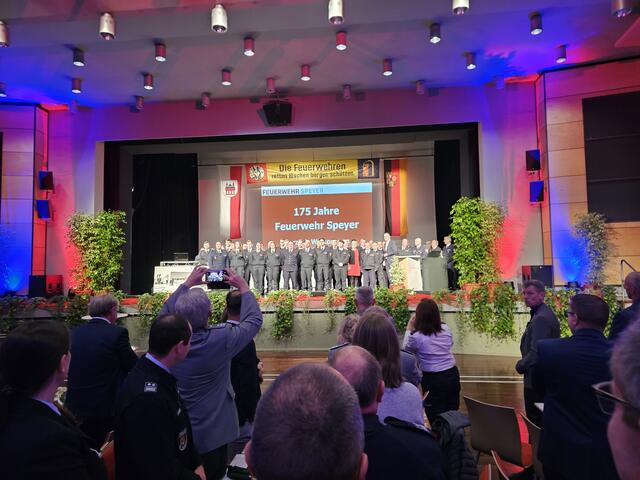 Bevor es zum gemütlichen Teil des Abends überging, wurden alle Geehrten auf die Bühne gebeten | Foto: Gisela Böhmer