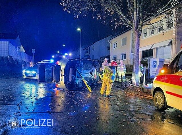 Sowohl der Pkw als auch der Baum wurden bei der Kollision stark beschädigt - das Auto musste abgeschleppt und der Baum gefällt werden | Foto: Polizei/gratis