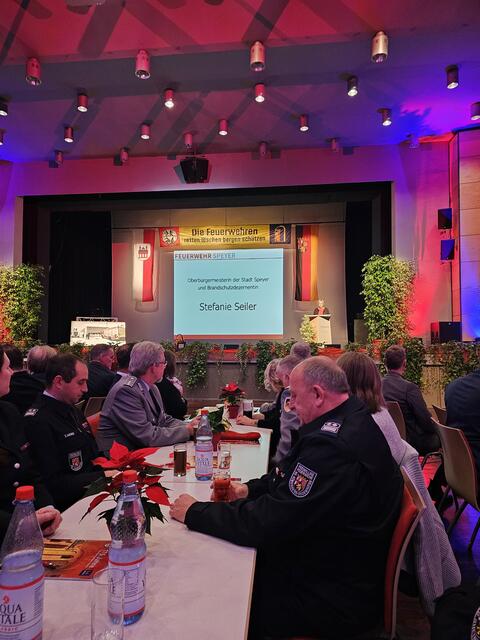 Oberbürgermeisterin Stefanie Seiler sprach zum Jahresempfang der Feuerwehr Speyer | Foto: Gisela Böhmer