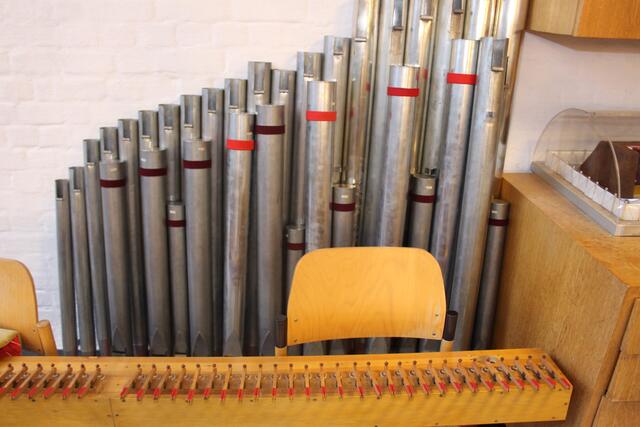 Bei den kleinen Orgelpfeifen ist der Dämpfungseffekt infolge des Staubs besonders groß.  | Foto: Pacher, Markus