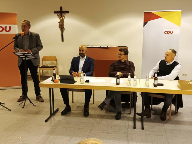 Von links: Gemeindeverbandsvorsitzender Jan Schneider, Vorsitzender Mattia De Fazio und die stellvertretenden Vorsitzenden Christopher Bretscher und Gerhard Malinowski.
| Foto: Boris Bohr