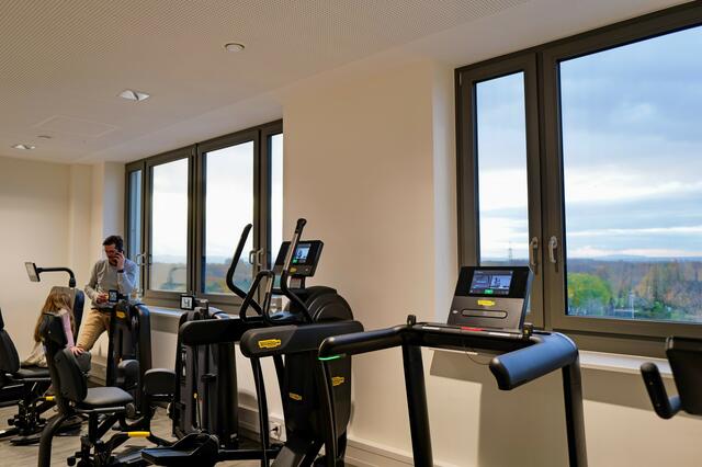 Physiotherapie in Ludwigshafen: Der Trainingsbereich bietet medizinische Trainingstherapie mit Ausblick | Foto: Therapiezentrum Theraneos