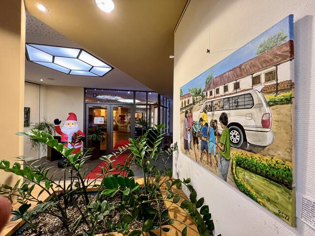 Der festlich geschmückte Eingang des Culinariums im Haus des Gastes, mit einem weihnachtlichen Touch und einem Ausblick auf das Bild mit dem Straßenleben Lateinamerikas – Ein Ort, der Raum, Zeit und die Kluft zwischen Arm und Reich überwindet. | Foto: Z. Haggag