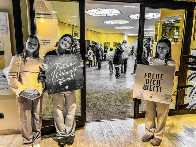 Kinder und Jugendliche spielten eine herausragende Rolle, sowohl bei der Begrüßung der Gäste am Eingang als auch auf der Bühne.  | Foto: Z. Haggag 2023