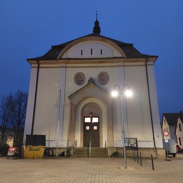 Protestantische Kirche Böhl und dazwischen der Kerweplatz | Foto: Brigitte Melder