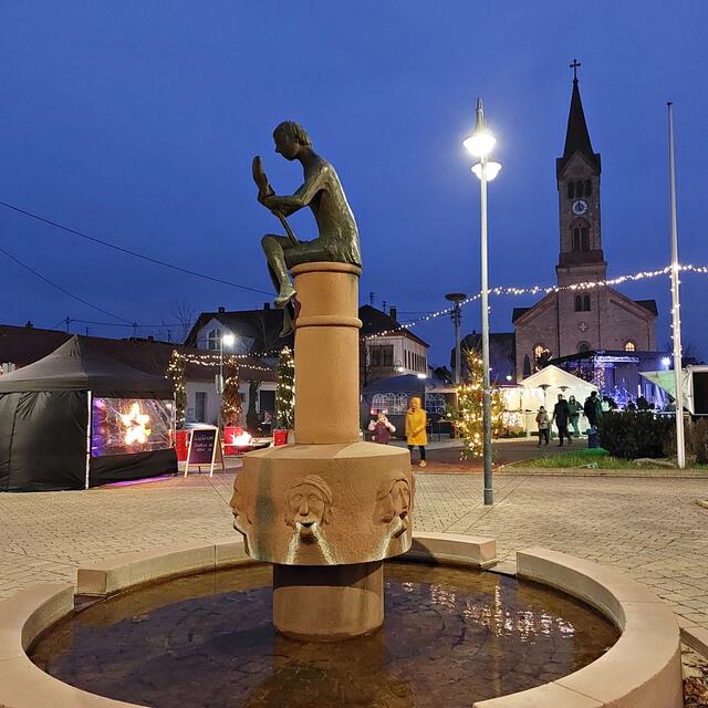 Hängsching-Brunnen mit Blick zum Weihnachtsmarkt | Foto: Brigitte Melder