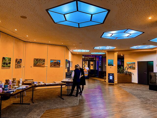 Bildunterschrift: Das Foyer präsentiert Ausstellungsexponate an den Wänden, während Tische mit reichlich Informationen in Form von Adventskalendern, Büchern, Flyern und Prospekten Besucher dazu einladen, Wissen mitzunehmen – sei es kostenlos oder gegen eine Spende. | Foto: Foto:  Z. Haggag 2023