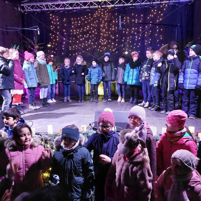 Überall standen Kinder, auf und vor der Bühne | Foto: Brigitte Melder