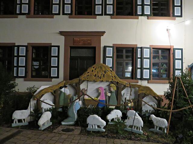 Lebensgroße Weihnachtskrippe vor dem KuK | Foto: Brigitte Melder