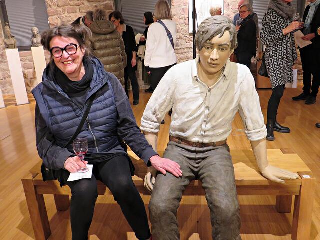 Platz genommen neben dem Beton-Herrn | Foto: Brigitte Melder