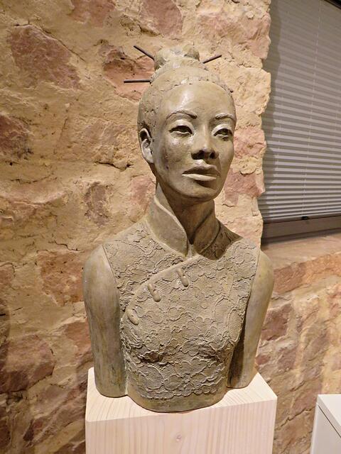 Eine wundervolle Spitzenbluse trägt die Dame | Foto: Brigitte Melder