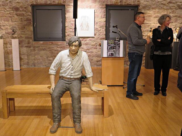 Ein Mann auf einer Bank hatte immer wieder Sitznachbarinnen | Foto: Brigitte Melder